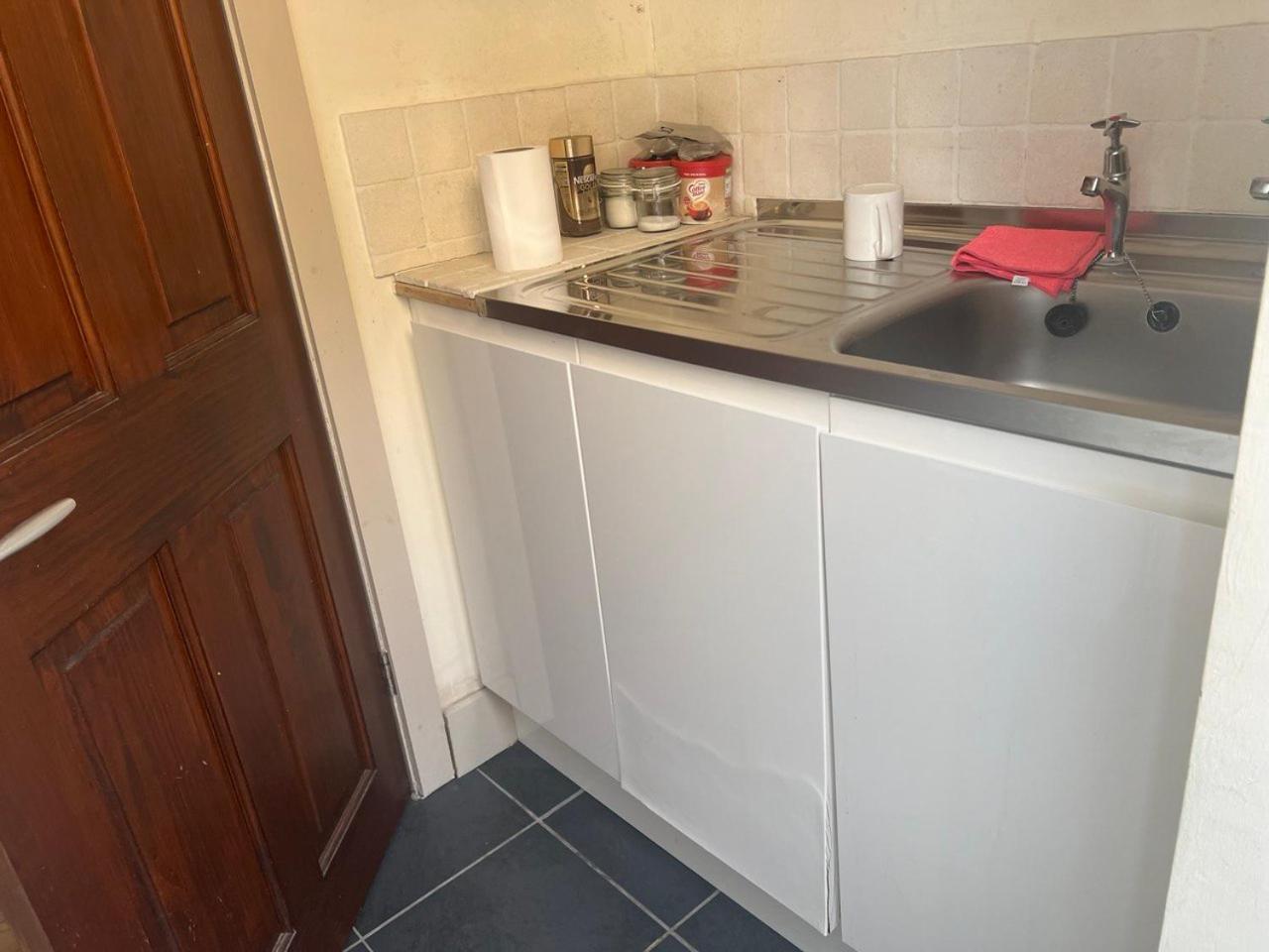Self Contain With Room, Double Bed, Kitchen Pensiune *
